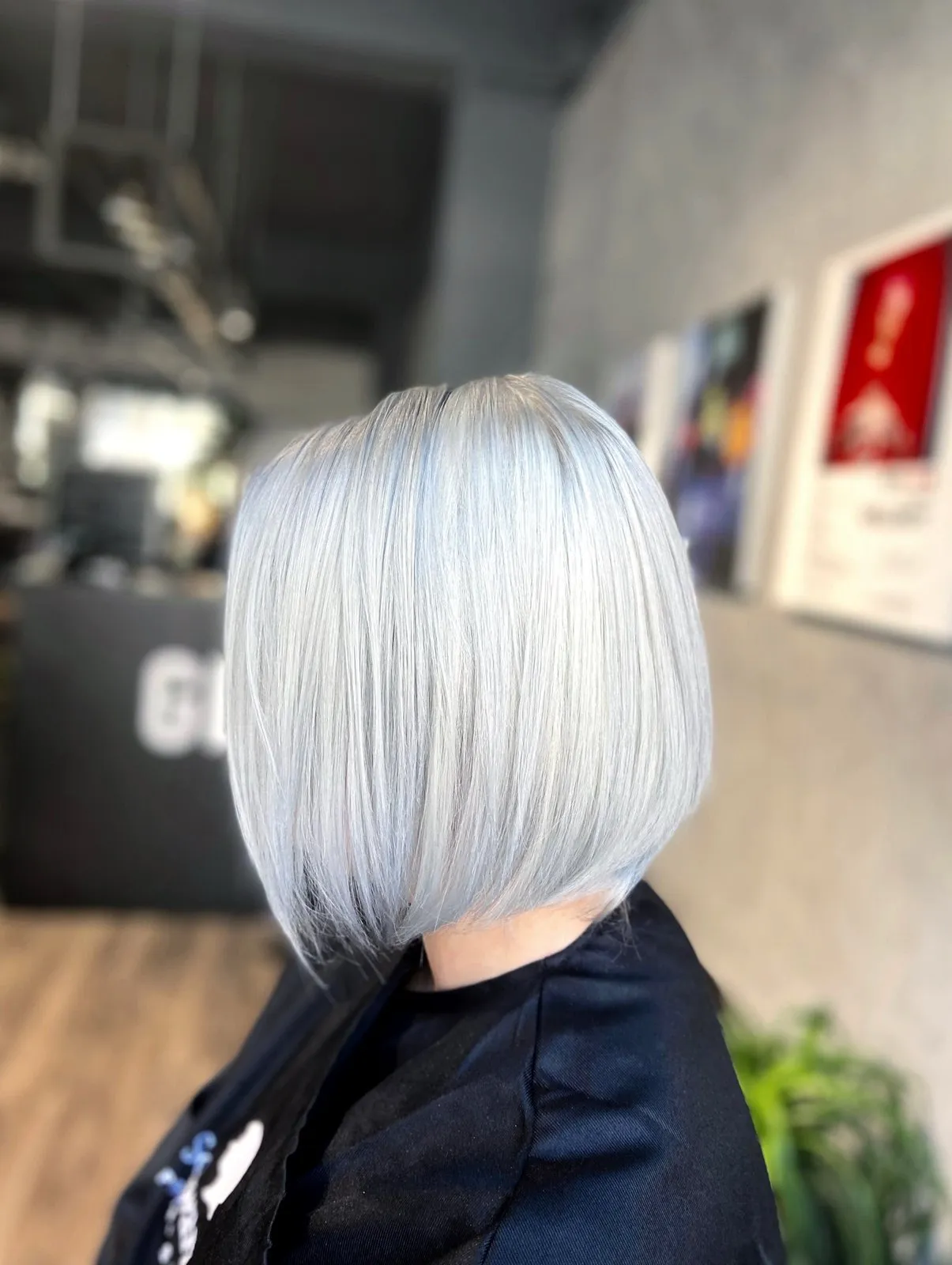 White silver bob, lavoro di Glitch Hair Studio Salon