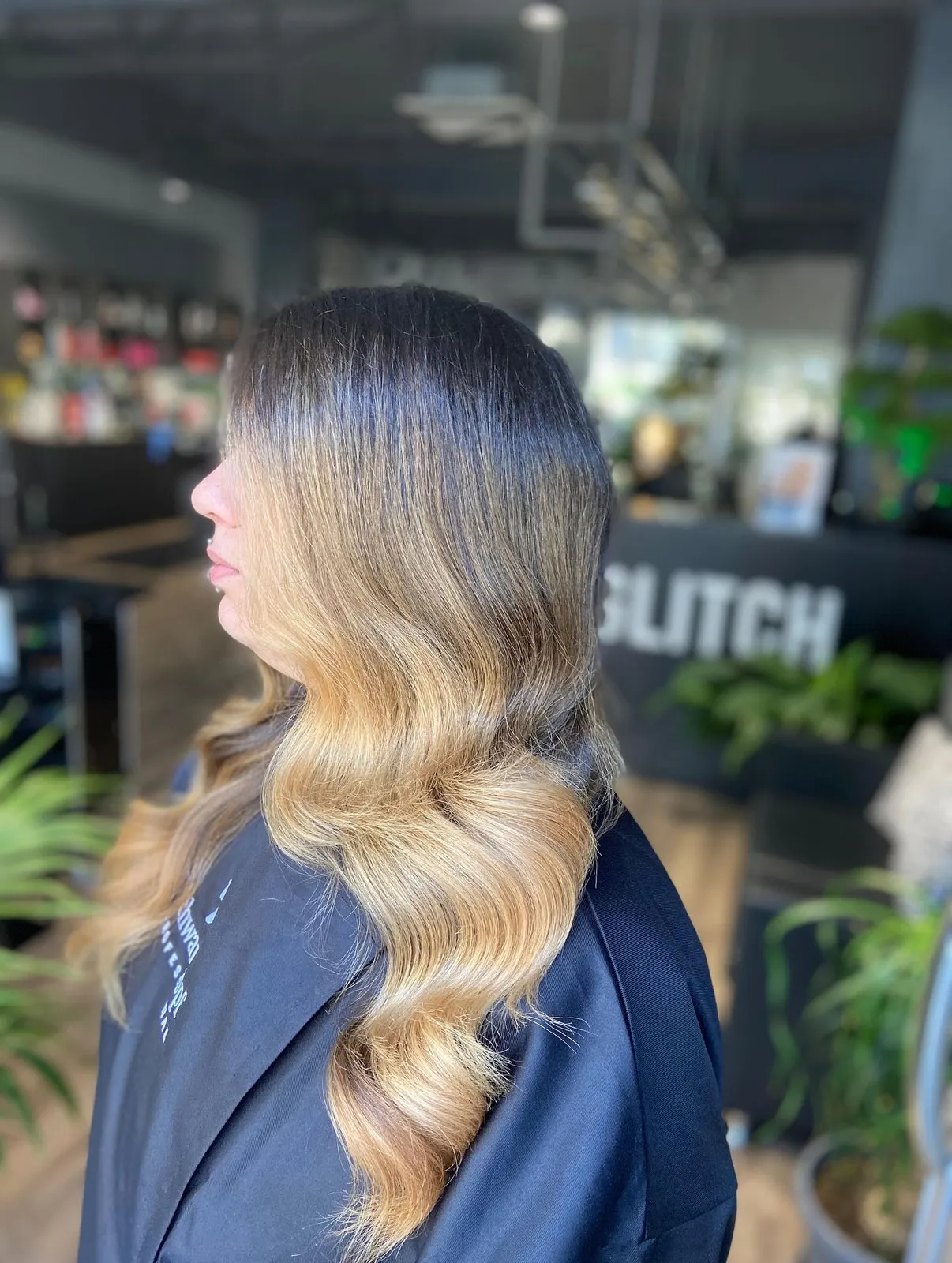 Balayage a mano libera, lavoro di Glitch Hair Studio Salon