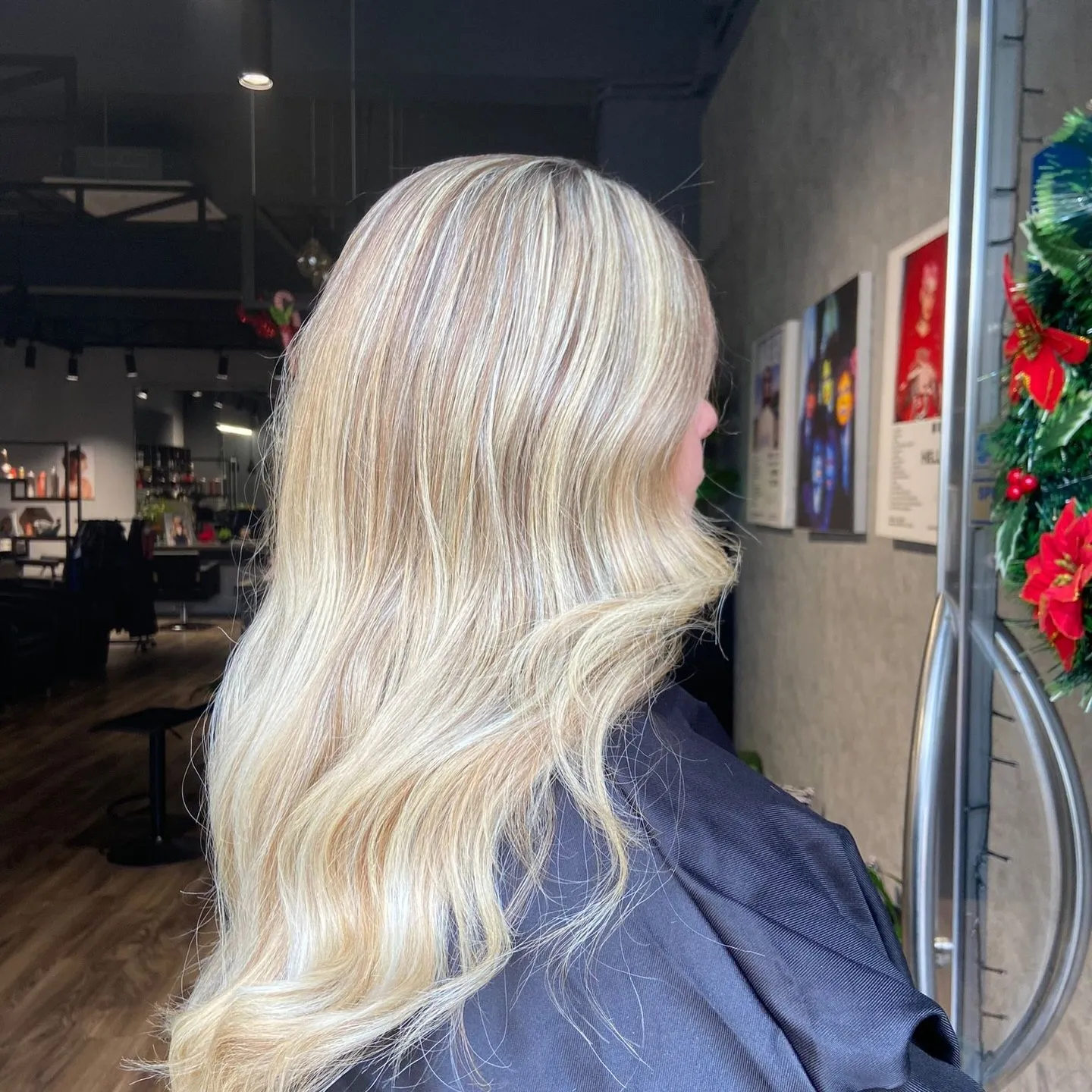 Ice-cream blonde, lavoro di Glitch Hair Studio Salon