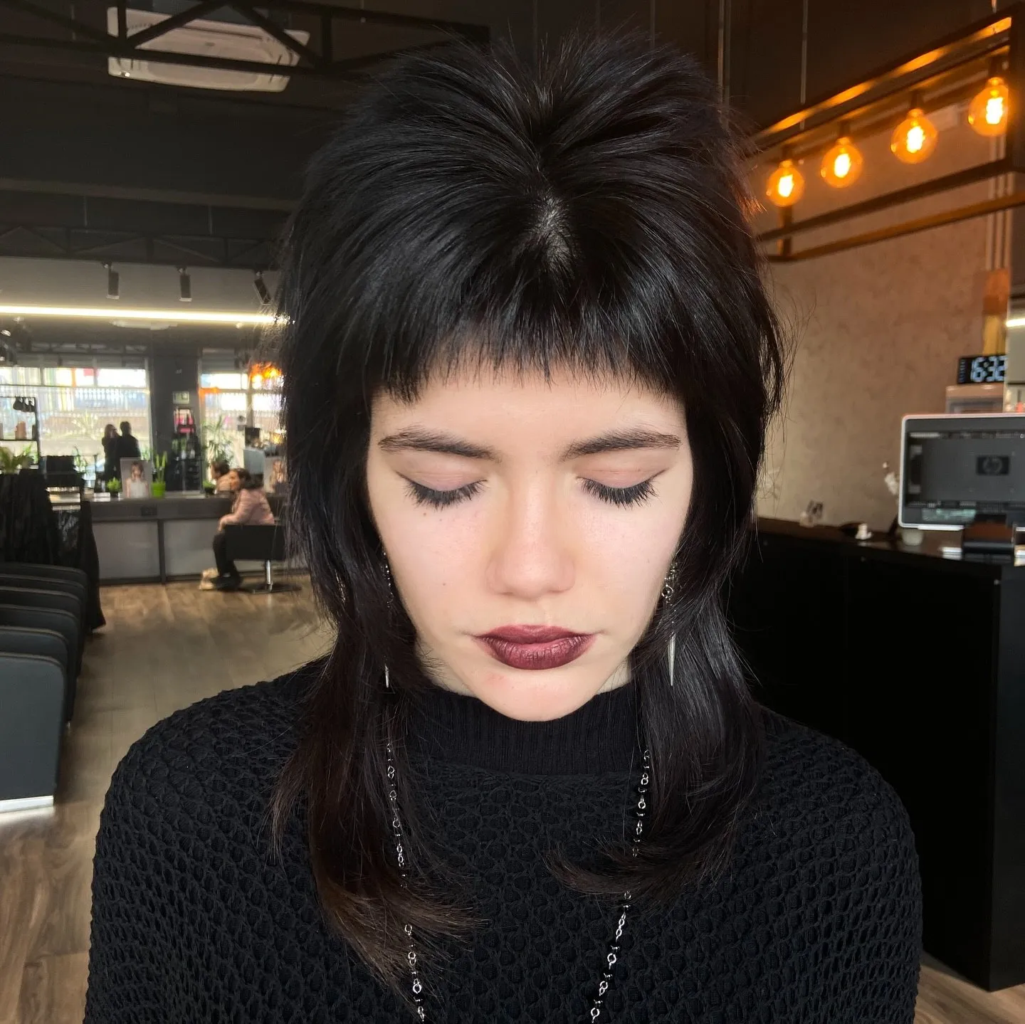Shag nero con frangia, lavoro di Glitch Hair Studio Salon