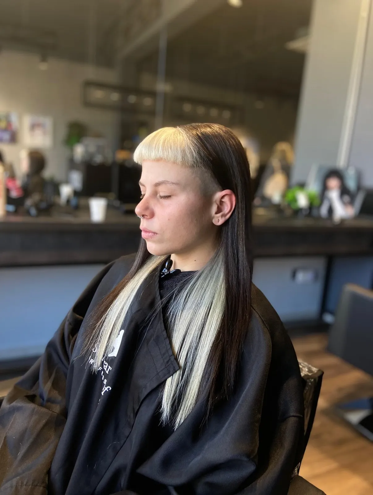 Ciocche bionde e frangia, lavoro di Glitch Hair Studio Salon
