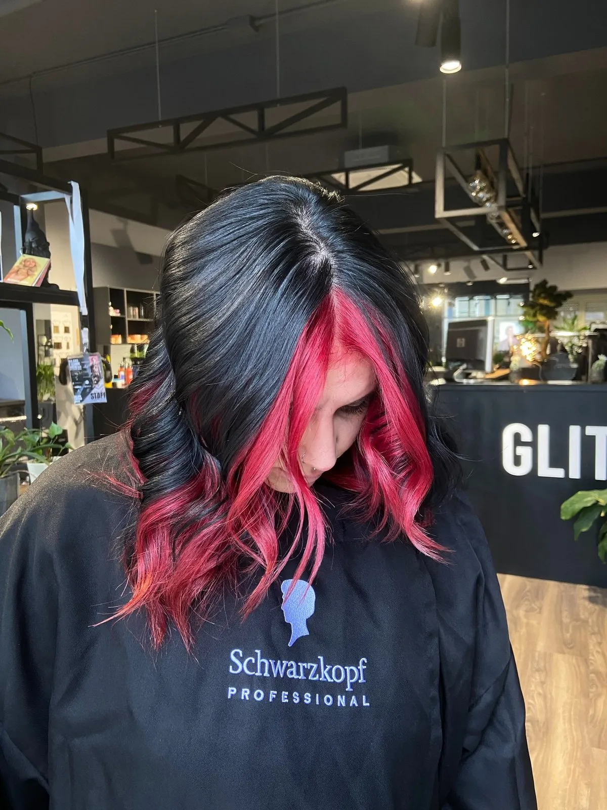Rosso su nero, lavoro di Glitch Hair Studio Salon