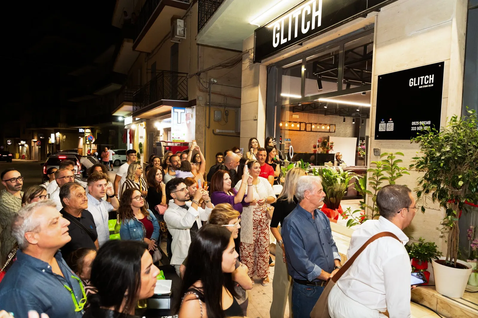 La serata d'apertura davanti al salone, con tanta gente in strada