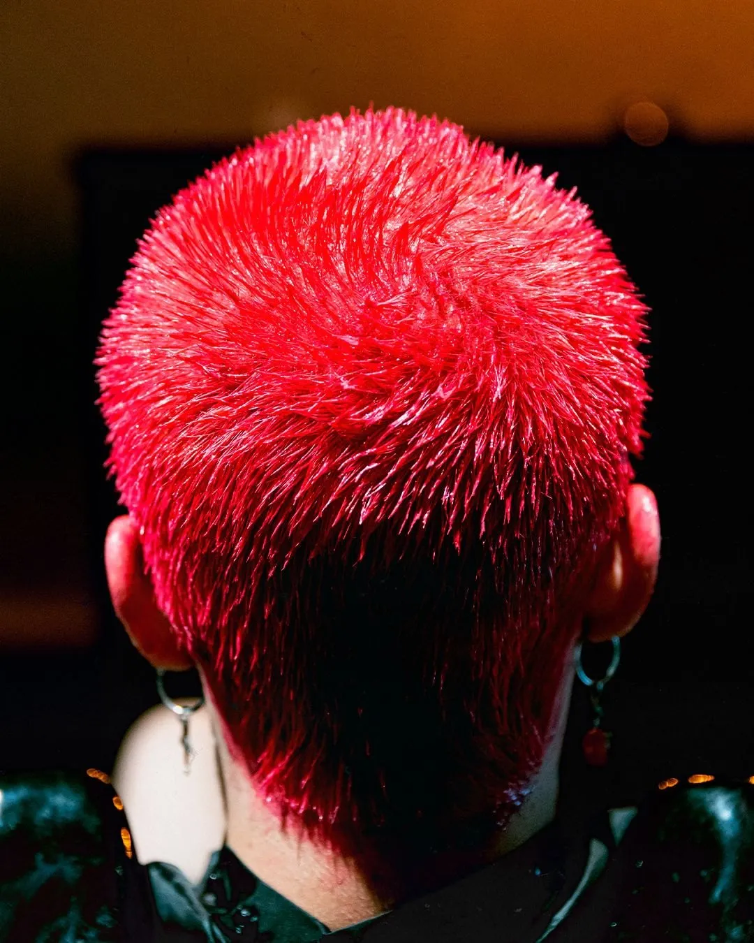 Taglio cortissimo colorato di rosso acceso, servizio fotografico Glitch