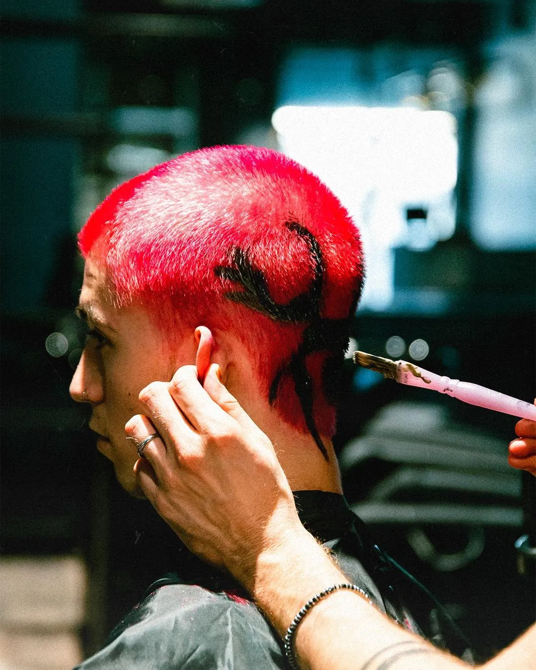 Taglio corto rosso acceso con occhiali da sole