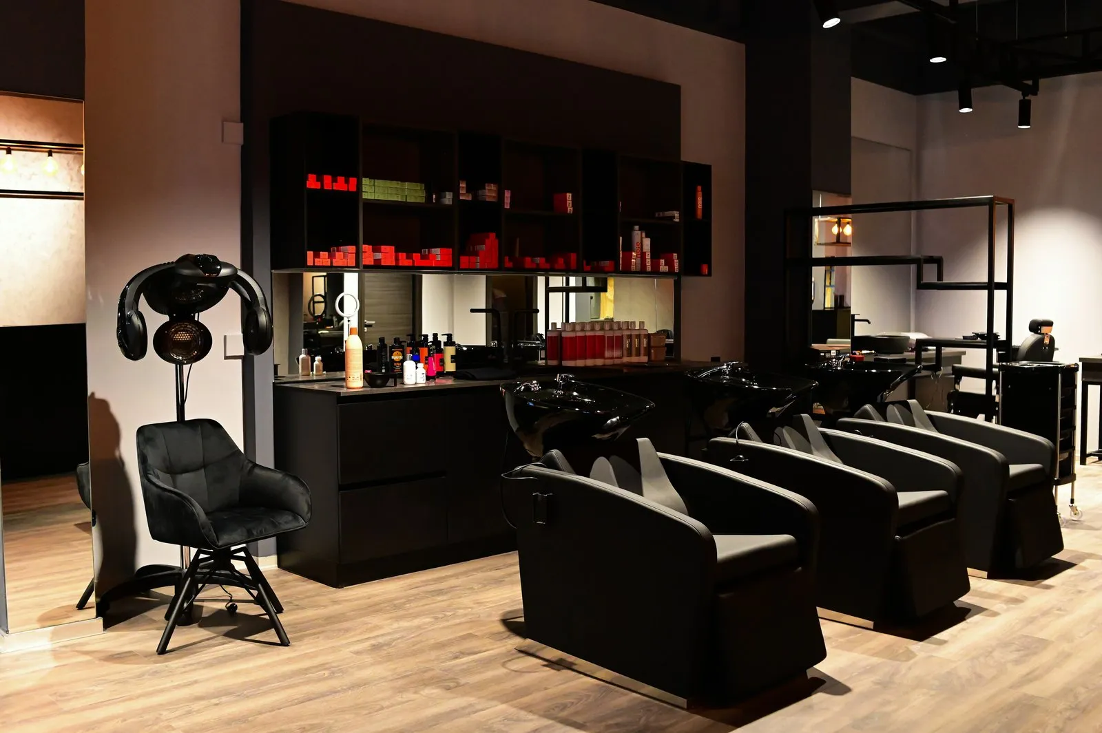 Il salone con le poltrone e i lavaggi
